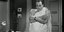 Η θρυλική σκηνή από την ταινία του Ντίνου Δημόπουλου «Η βίλα των οργίων» όπου ο Λάμπρος Κωνσταντάρας οδηγείται στο αστυνομικό τμήμα γυμνός