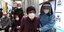 νοσηλεύτρια κρατά γυναίκα και περπατούν σε εμβολιαστικό κέντρο στη Νότια Κορέα