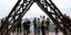 Τουρίστες στον πύργο του Αϊφελ στο Παρίσι 