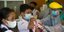 Νεαρός εμβολιάζεται με το κινεζικό εμβόλιο Sinovac