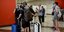τουρίστες με βαλίτσες σε μετρό Σύνταγμα για έλεγχο COVID με rapid test