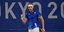 Στέφανος Τσιτσιπάς σε Ολυμπιακούς Αγώνες την ώρα που παίζει τένις και κρατά ρακέτα