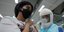 Πολίτης κάνει το εμβόλιο κατά του κορωνοϊού στην Ταϊλάνδη