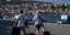 Τουρίστες με βαλίτσες σε νησί της Ελλάδας