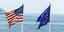 σημαίες ΕΕ και ΗΠΑ στη θάλασσα