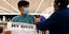Πιτσιρικάς εμβολιάζεται στην Καλιφόρνια των ΗΠΑ κατά του κορωνοϊού