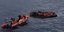 βάρκες με μετανάστες και πρόσφυγες σε θάλασσα