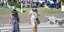 ζευγάρι περπατά στους δρόμους στην Αυστραλία