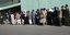 Αφγανοί πολίτες περιμένουν στην ουρά για την έκδοση βίζας