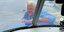 O Αμερικανός παρουσιαστής Τζέι Λένο γαντζωμένος στο ρύγχος αεροσκάφους εν πτήσει 