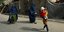 Αφγανές με μπούρκες και παιδιά σε δρόμο της Καμπούλ