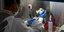 Ερευνητής αναλύει δείγμα του κορωνοϊού σε εργαστήριο στη Νότια Αφρική