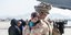 Αμερικανός στρατιώτης με ένα μωρό στην αγκαλιά στο αεροδρόμιο της Καμπούλ