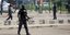 αστυνομικός με όπλο περπατάει σε δρόμοσ τη Νιγηρία