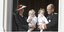 Πρίγκιπας Αλβέρτος και πριγκίπισσα Σαρλίν αγκαλιά με τα παιδιά τους στο παλάτι του Μονακό