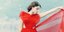 Η Ντέβα Κασέλ με κόκκινο φόρεμα 