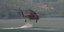 Πυροσβεστικό ελικόπτερο ανεφοδιάζεται με νερό πριν συνεχίσει την πυρόσβεση στην Αττική