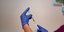 εμβόλιο βελόνα μπλε γάντια νοσηλεύτρια