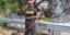 Πυροσβέστης επιχειρεί στη φωτιά στα Αγιαννιώτικα Κορίνθου