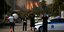 Κάτοικοι και αστυνομικοί παρακολουθούν με απόγνωση τη φωτιά στη Βαρυμπόμπη