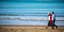 γυναίκες περπατούν σε παραλία στη Νέα Ζηλανδία εν μέσω lockdown