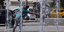 Γυναίκα δροσίζεται στο συντριβάνι της Νέας Σμύρνης ενώ ο καύσωνας επιμένει