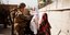 Γυναίκες στην Καμπούλ του Αφγανιστάν συνομιλούν με γυναίκα στρατιώτη στο αεροδρόμιο