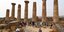 Τουρίστες σε αρχαίο ναό στο Αγκριτζέντο της Σικελίας