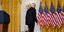 Ο πρόεδρος των ΗΠΑ, Τζο Μπάιντεν, αποχωρεί μετά το διάγγελμα από τον Λευκό Οίκο για το Αφγανιστάν
