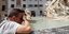 Ιταλός δροσίζεται από τον καύσωνα σε σιντριβάνι της Ρώμης 