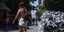 κοπέλες σε συντριβάνι στην Ερμού στην Αθήνα σε περίοδο καύσωνα