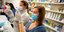Νοσοκόμα στο Κολοράντο των ΗΠΑ ετοιμάζεται να χορηγήσει δόση εμβολίου κάτα του κορωνοϊού