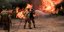πυροσβέστες με μάνικα σβήνουν φωτιά στην Ηλεία