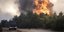 Πυροσβεστικό όχημα και πυροσβέστες μπροστά από τη φωτιά στη Βαρυμπόμπη