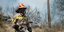 Πυροσβέστης επιχειρεί σε φωτιά στην Κέρκυρα