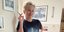 Η Σάρον Στόουν με t-shirt που αποτυπώνει τη θρυλική σκηνή του «Βασικού Ενστίτκου»