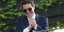 Ο διάσημος ηθοποιός Τομ Κρουζ με μπλε κοστούμι και μαύρα γυαλιά ηλίου 