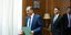 Βελόπουλος με σακάκι σε γραφείο πρωθυπουργού κρατά πράσινο φάκελο