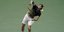 Ο Στέφανος Τσιτσιπάς σερβίρει σε αγώνα στο US Open