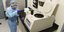 Ανάλυση δειγμάτων αίματος φορέων του κορωνοϊού σε εργαστήριο στις ΗΠΑ