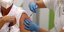 Πολίτης κάνει εμβόλιο ενάντια στον κορωνοϊό