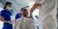 Άνδρας εμβολιάζεται κατά του κορωνοϊού στην Ιταλία