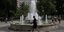 άνδρας περπατάει στην πλατεία Συντάγματος