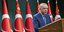 Ο Ερντογάν σε ομιλία του μπροστά από τουρκικές σημαίες