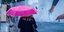 γυναίκα ροζ ομπρέλα βροχή κακοκαιρία