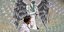 Άνδρας περπατά μπροστά από γκράφιτι γιατρού με φτερά αγγέλου