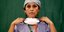 Ιταλίδα νοσοκόμα κατεβάζει μάσκα