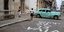 Κόσμος περπατά στους δρόμους της Αβάνας στην Κούβα