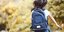 μαθήτρια με μπλε σχολική τσάντα