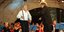 Ο Άντονι Κουίν χορεύει συρτάκι σε συναυλία του Μίκη Θεοδωράκη στο Μόναχο